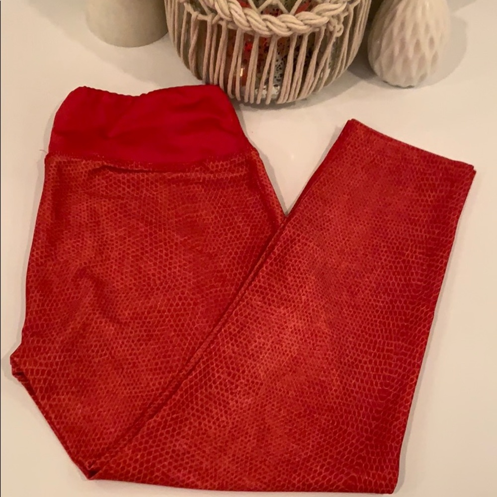 PRISMSPORT Red Snake Capri Leggings (Medium)